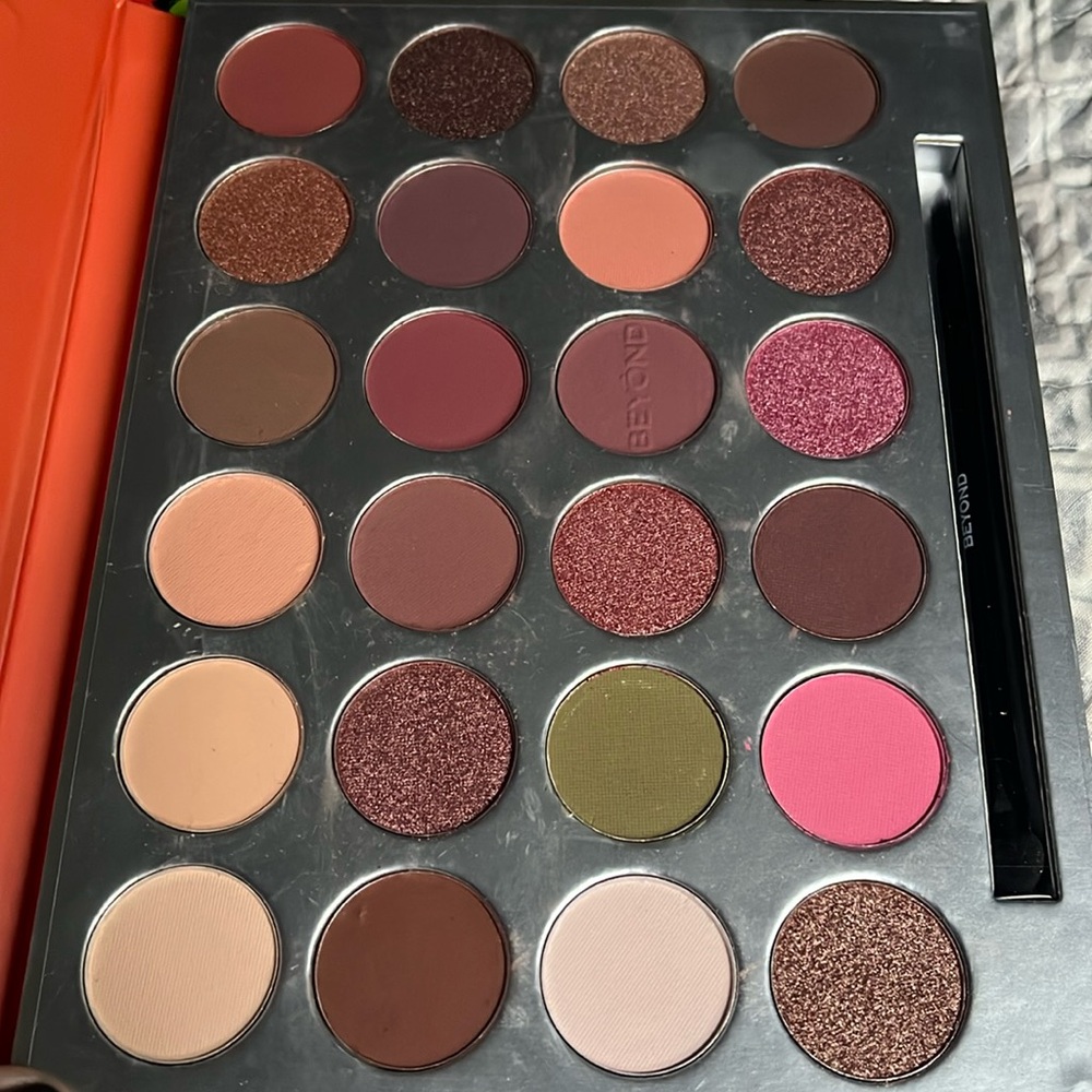Beyond 24OPalette Shimmer & Matte Highly Pigment Professional Eyeshadow🧡